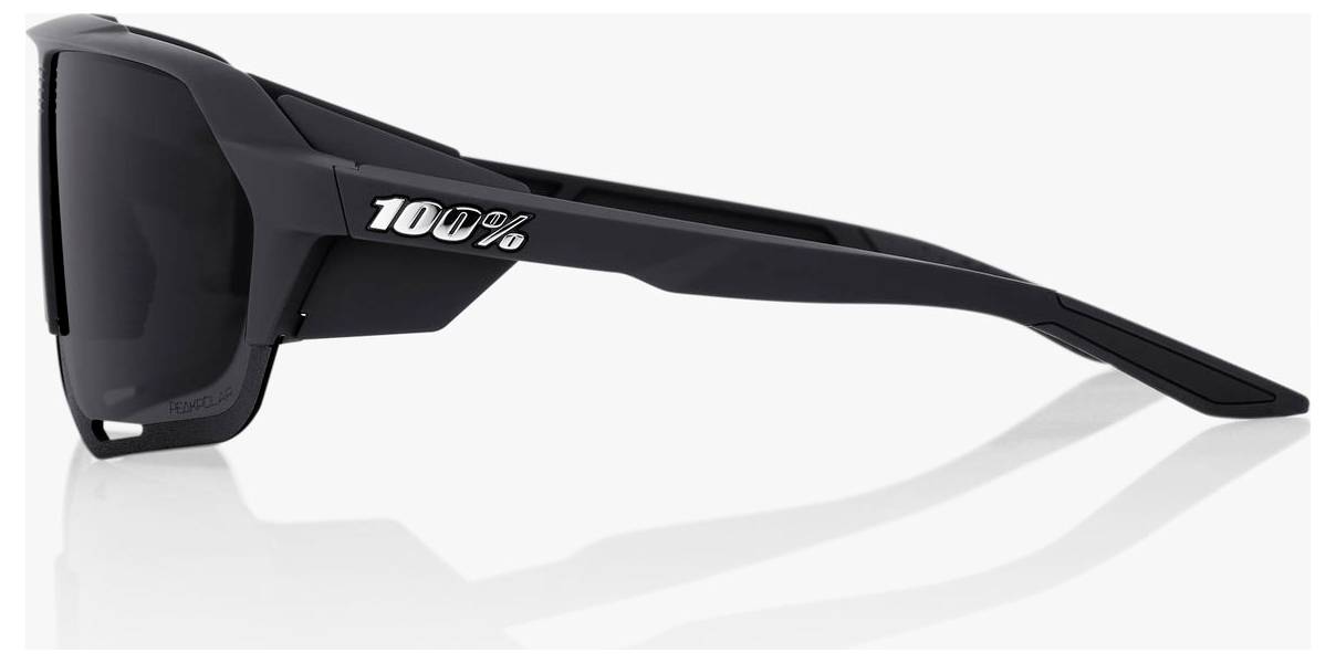 Schwarze Sportsonnenbrille mit Umwicklung und kühnem „100%"-Logo auf dem Bügel, in Seitenansicht auf weißem Hintergrund dargestellt.