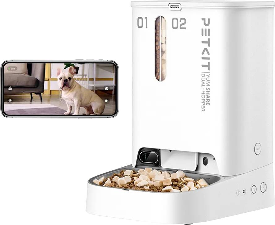 Intelligenter Futterautomat mit Futterausgabe, daneben eine Smartphone-Kameraansicht eines Hundes.