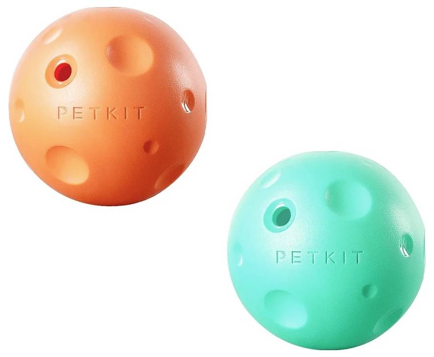 Zwei durchlöcherte Petkit-Haustierbälle, einer orange und einer türkis, auf weißem Hintergrund gezeigt.