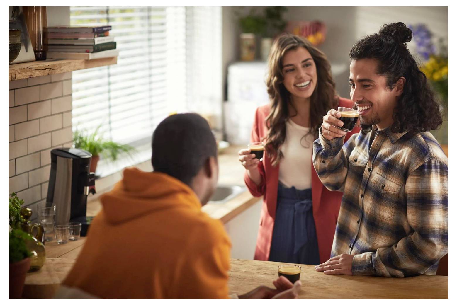 Deutsche Oral-B Werbung, die zwei Zahnburstköpfe zeigt und die Botschaft „100% mehr Plaqueentfernung" für sauberere Zähne und gesünderes Zahnfleisch ein Leben lang.