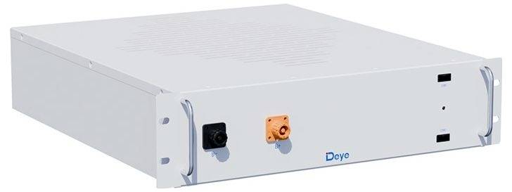 Silberne Deye-Batteriespeichereinheit mit vorderen Griffen und zwei Stromsteckverbindern, gezeigt in einem Studio-Produktfoto.