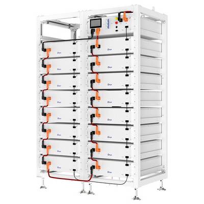 Großer weißer Industrie-Batterieschrank mit gestapelten Modulen, orangefarbenen Steckerverbindungen, Anzeigetafel und Kühlungsöffnungen auf einem Metallrahmen.