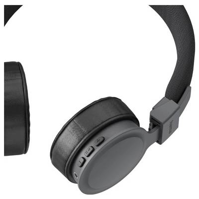 Schwarze Over-Ear-Kopfhörer in Nahaufnahme auf weißem Hintergrund, mit einer zentrierten Ohrmuschel und teilweise sichtbarem Kopfbügel.