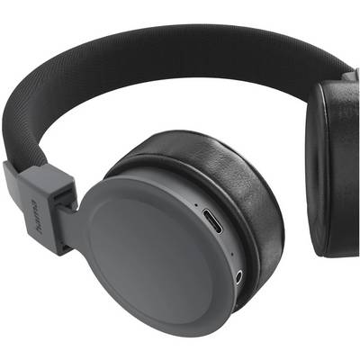 Schwarze Over-Ear-Kopfhörer mit Stoff-Kopfbügel und sichtbarem USB-C-Ladeanschluss auf der Ohrmuschel.