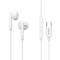 Weiße kabelgebundene In-Ear-Kopfhörer mit Inline-Fernbedienung für die Lautstärke und USB-C-Anschluss auf einfachem Hintergrund.