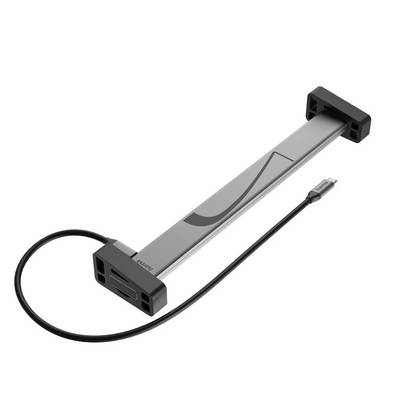 Tragbarer USB-C-Hub/Adapter mit schlankem silbernem Gehäuse, schwarzen Endkappen und angebrachtem USB-C-Kabel, dargestellt vor weißem Hintergrund.