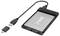 USB-C zu USB-A externes Gehäuse mit einer 2,5-Zoll-SSD, dargestellt mit dem abnehmbaren Adapterkabel, das mit dem Laufwerksgehäuse verbunden ist.
