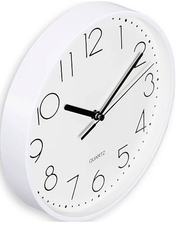 Weiße analoge Quarz-Wanduhr, die etwa 10:10 anzeigt, mit schwarzen Zeigern und Ziffern.