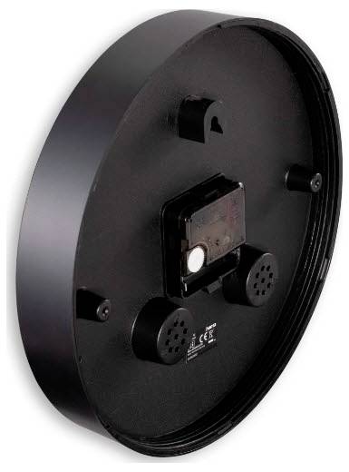 Rückansicht einer runden schwarzen Wanduhr, die das Batteriefach, den Aufhängeschlitz und die Einstellknöpfe zeigt.
