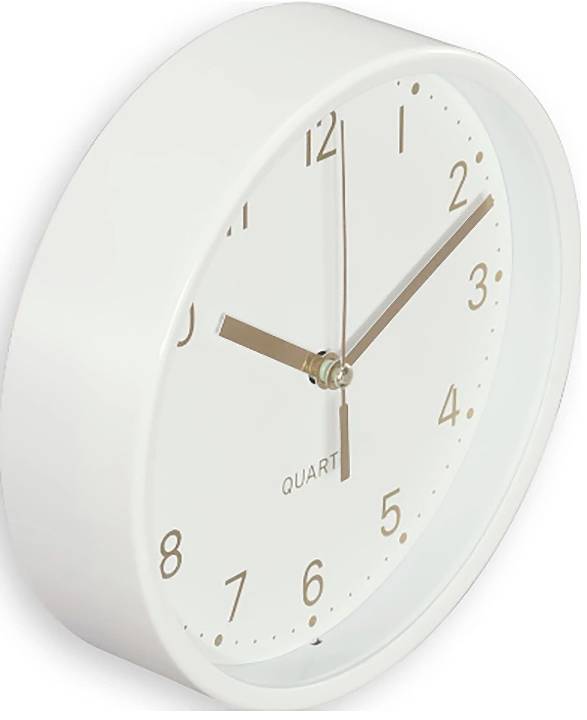Weiße analoge Weckeruhr mit goldenen Zeigern und Ziffern, zeigt etwa 10:10 auf einem schlichten Hintergrund.