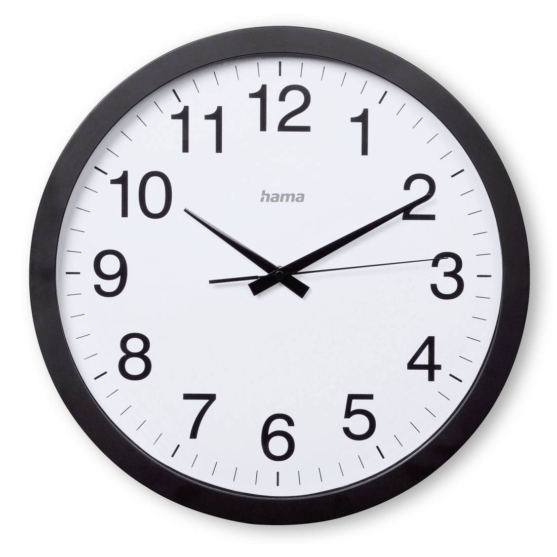 Analoge Wanduhr zeigt etwa 10:10 Uhr, mit schwarzen Ziffern und Zeigern auf weißem Zifferblatt.