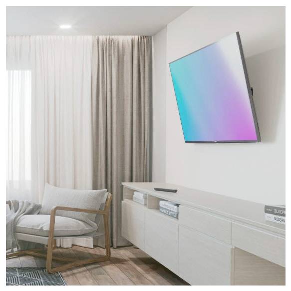 Modernes Wohnzimmer mit einem wandmontierten Farbverlauf-Fernseher über einem niedrigen Schrank, einem Loungesessel bei Vorhängen und Holzfußboden.