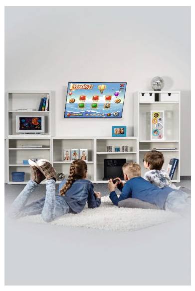 Vier Kinder liegen auf dem Boden und schauen sich einen an der Wand angebrachten Fernseher in einem hellen Wohnzimmer mit weißem Regal und Familienfotos an.