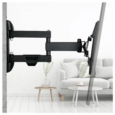 Schwarzer verstellbarer an der Wand montierter TV-Arm, der sich von einer Betonwand aus erstreckt und einen Flachbildschirm in einem hellen Wohnzimmer mit einem Sofa und Beistelltischen hält.