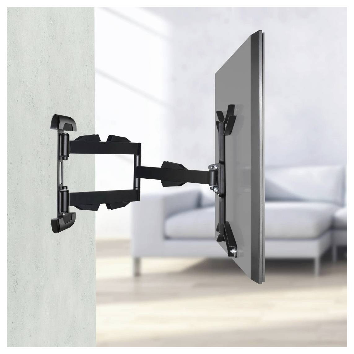 An der Wand montierte schwenkbare TV-Halterung, die einen Flachbildfernseher im Wohnzimmer hält.