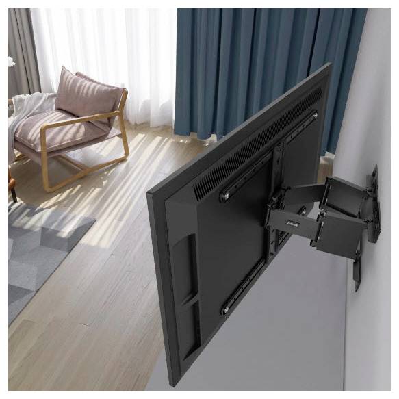 Flachbildfernseher, der auf einer schwenkbaren Wandhalterung montiert ist, in einem hellen Wohnzimmer in einem Winkel von der Wand weg angebracht, mit einem Stuhl und Vorhängen in der Nähe.