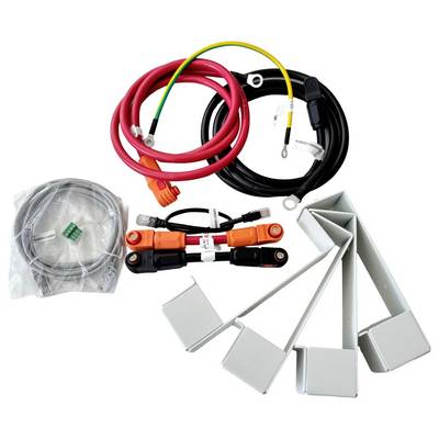 Verschiedene Elektrokabel und Stecker, einschließlich roter und schwarzer Batteriekabel, ein aufgerolltes graues Kabel und mehrere graue Kabelbaum-Teile auf weißem Hintergrund.
