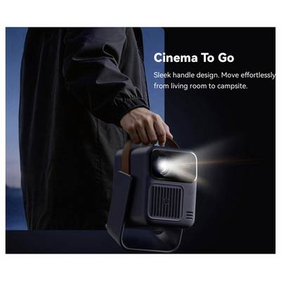 Person mit einem tragbaren Projektor mit der Bezeichnung „Cinema To Go" und dem Slogan „Schlankes Griffdesign. Mühelos vom Wohnzimmer zum Campingplatz transportieren."