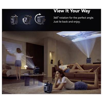 Anzeige für einen 360°-Rotationsprojektor, der zum Projizieren von Filmen auf Wand und Decke in einem gemütlichen Wohnzimmer geneigt ist.