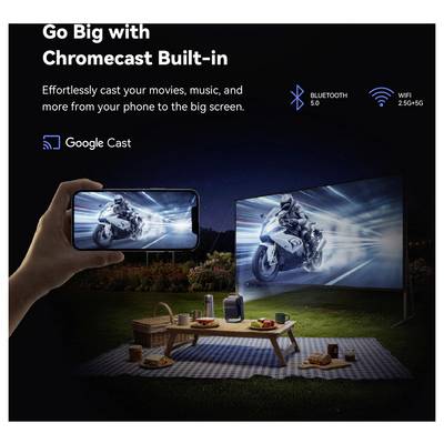 Werbebild für „Go Big with Chromecast Built-in" mit einem Telefon, das ein Motorrad-Video auf einen großen Außenbildschirm überträgt, mit Google Cast-, Bluetooth 5.0- und Wi-Fi 2.5G+5G-Symbolen.