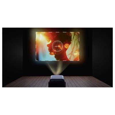 Ein Projektor wirft das bunte Bild eines Frauenprofils auf eine Leinwand in einem dunklen Raum, mit "wanbo" in der Mitte des Bildes.
