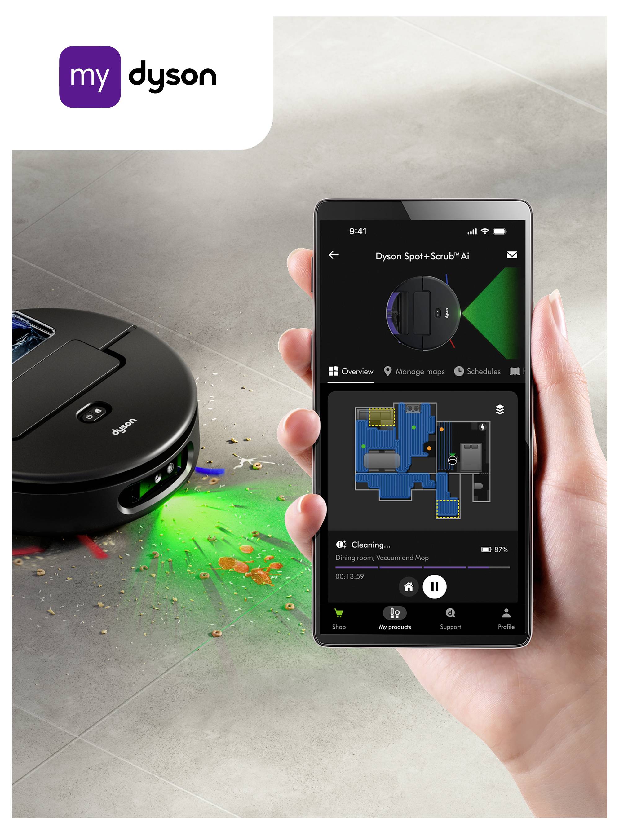 Hand hält ein Telefon mit der My Dyson-App, die einen Roboter-Staubsauger kontrolliert, der einen Boden reinigt. Das Display zeigt eine Hausgrundkarte und den aktiven Reinigungsstatus.
