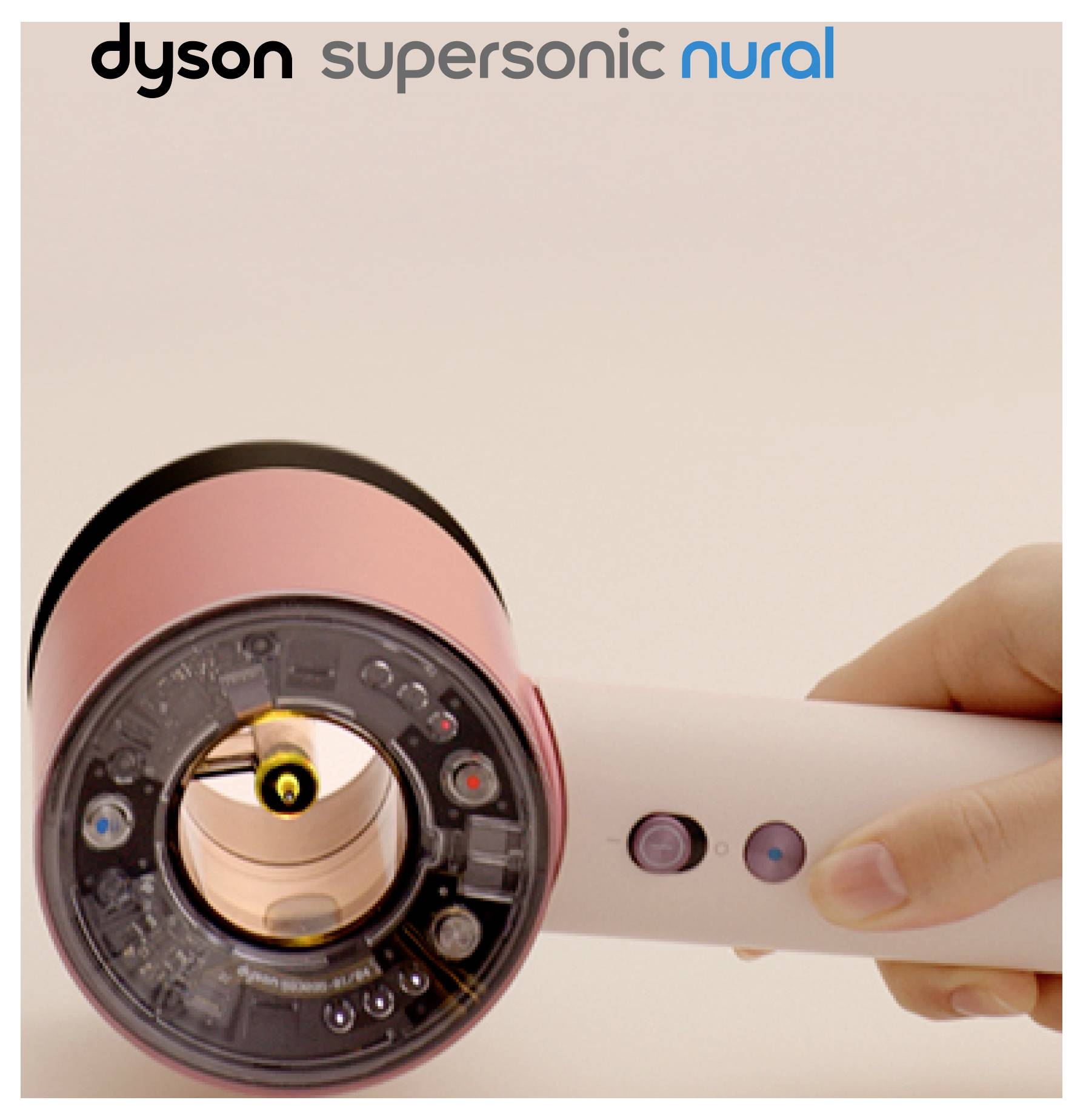 Dyson Supersonic Nural Haartrockner in einer Hand gehalten, von hinten gezeigt mit sichtbarem internem Sensor-Ring und Steuertasten.