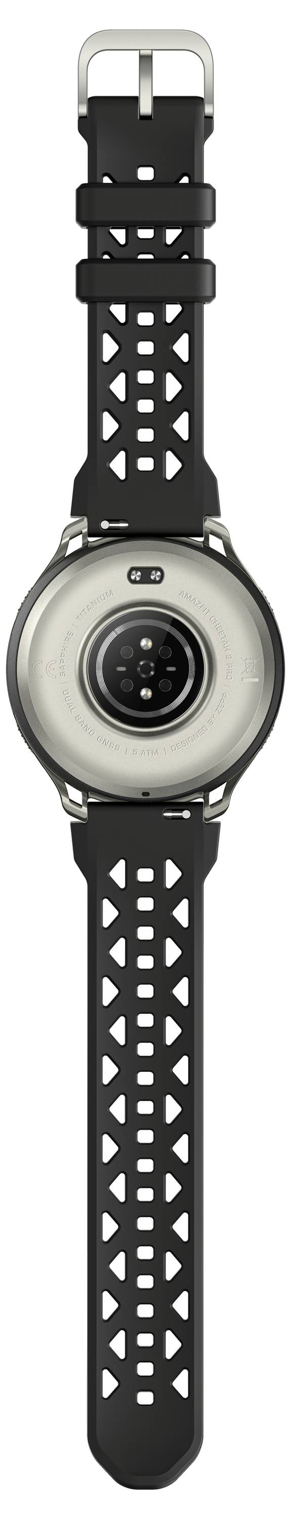 Schwarze Sportsmartwatch mit rundem silbernem Zifferblatt und perforierten schwarzem Armband, Vorderansicht auf weißem Hintergrund.
