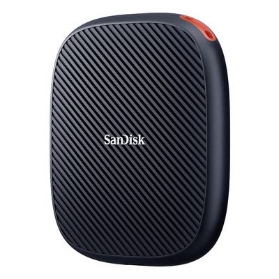 SanDisk tragbare externe SSD mit schwarzem diagonal geripptem Gehäuse und orangefarbener Ecksschlaufe auf weißem Hintergrund.