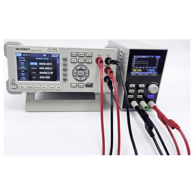 Zwei digitale Stromversorgungsgeräte für die Arbeitsfläche mit Displays und angeschlossenen roten, schwarzen und grünen Prüfleitungen, die für elektrische Tests eingerichtet sind.