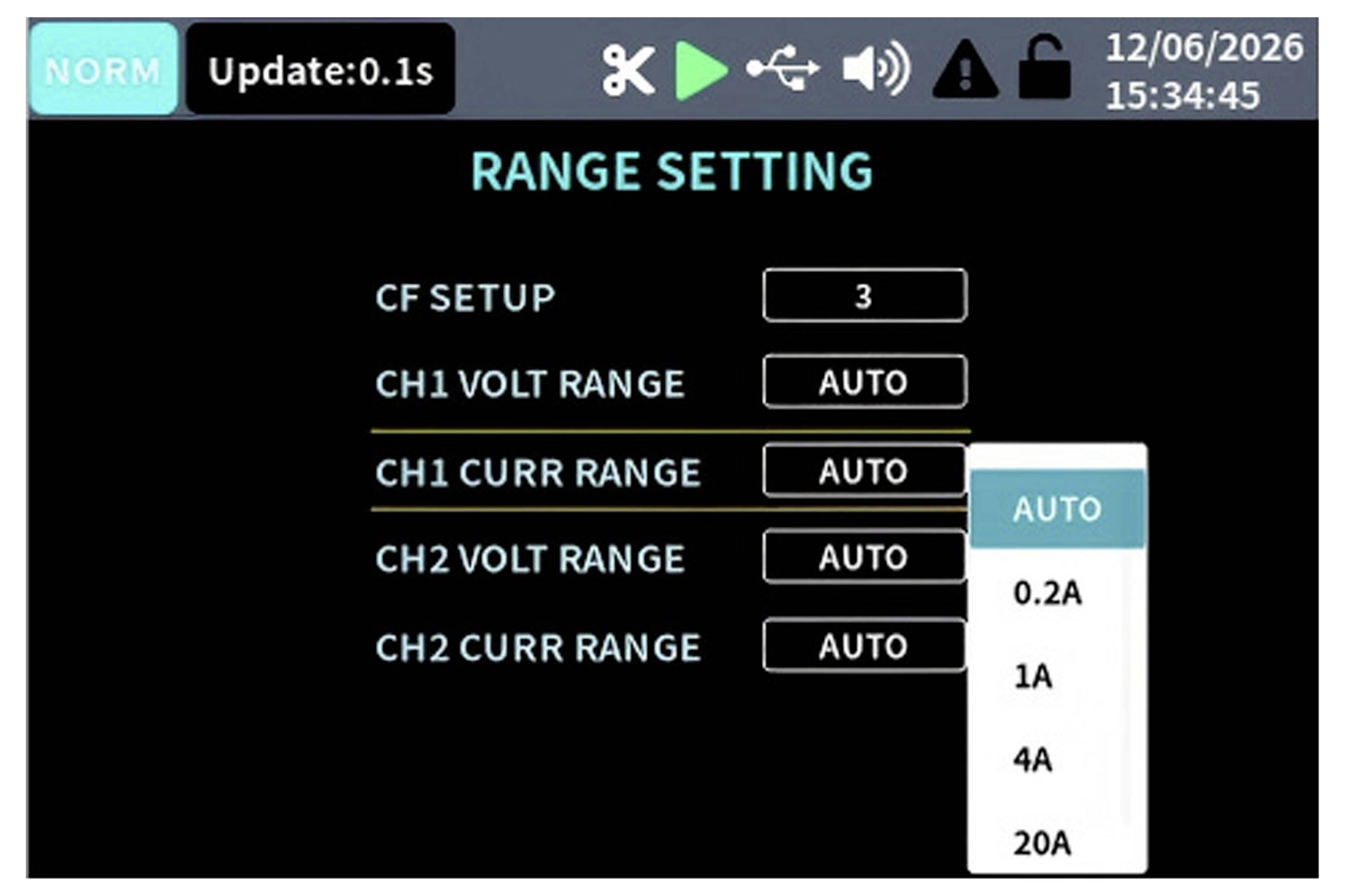 Schwarzer Geräteeinstellungsbildschirm mit dem Titel "RANGE SETTING" mit Feldern für CF-Konfiguration und CH1/CH2 Spannungs- und Strombereiche; Das CH1-Strombereichs-Dropdown ist offen und zeigt AUTO, 0,2A, 1A, 4A, 20A.