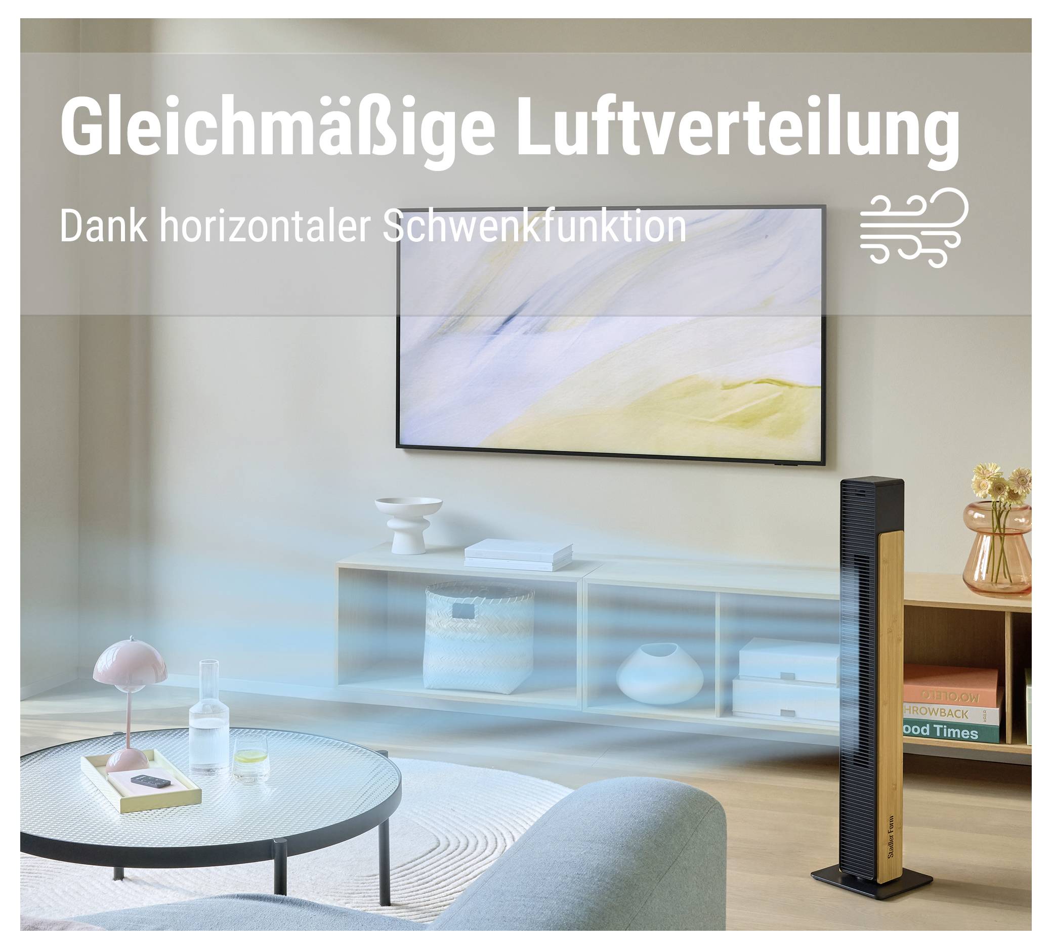 Standventilator verteilt Luft gleichmäßig im Wohnzimmer; Text: 'Gleichmäßige Luftverteilung dank horizontaler Schwenkfunktion'.