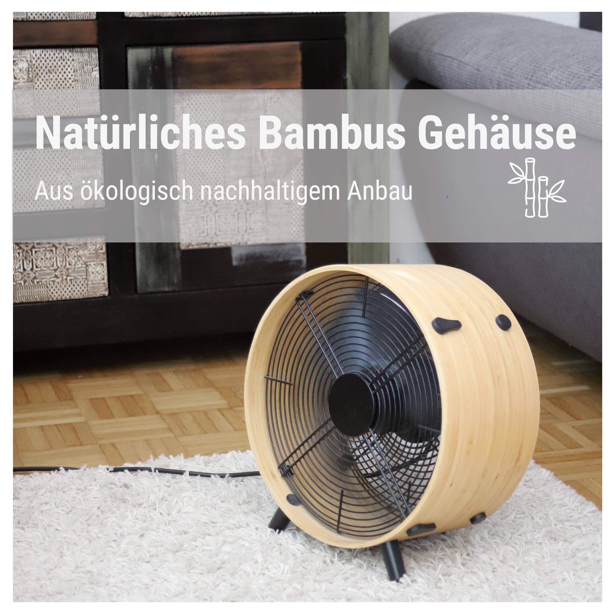 Bambusgehäuse für einen Ventilator im Wohnzimmer, mit Text 'Natürliches Bambus Gehäuse' und 'Aus ökologisch nachhaltigem Anbau'.