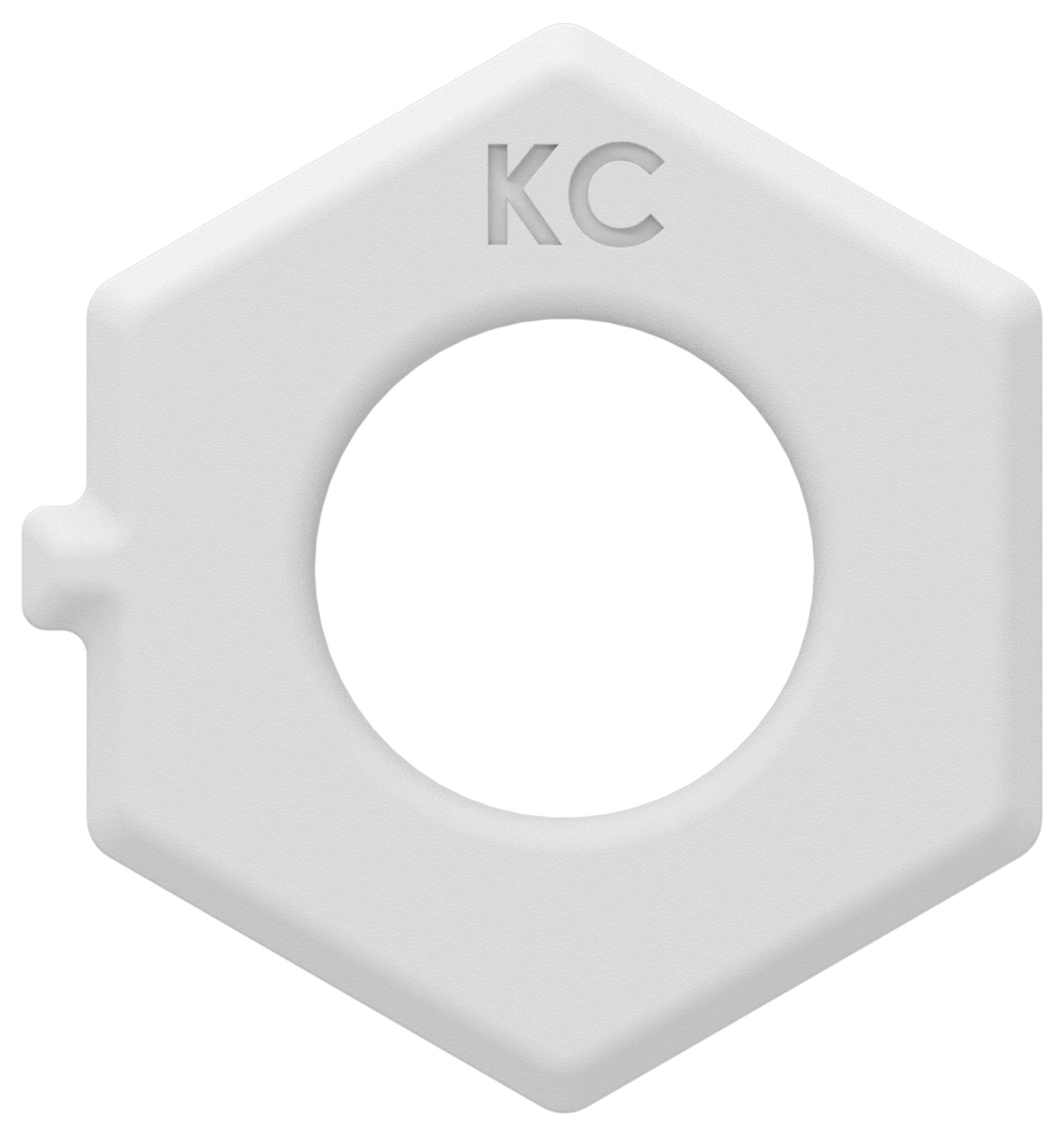 Weiße sechseckige Kunststoffkappe oder -mutter mit großer zentraler kreisförmiger Öffnung und "KC" oben eingeprägt.