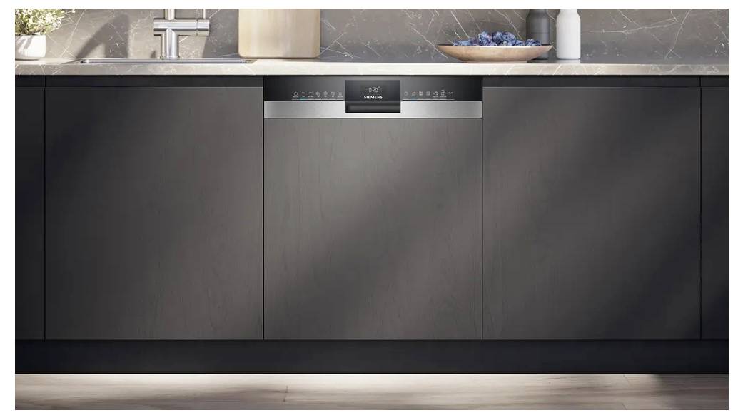Moderne Küche mit dunklen flächenbündigen Schränken, einer Arbeitsplatte und einer unter der Theke zentriert eingebauten Spülmaschine.