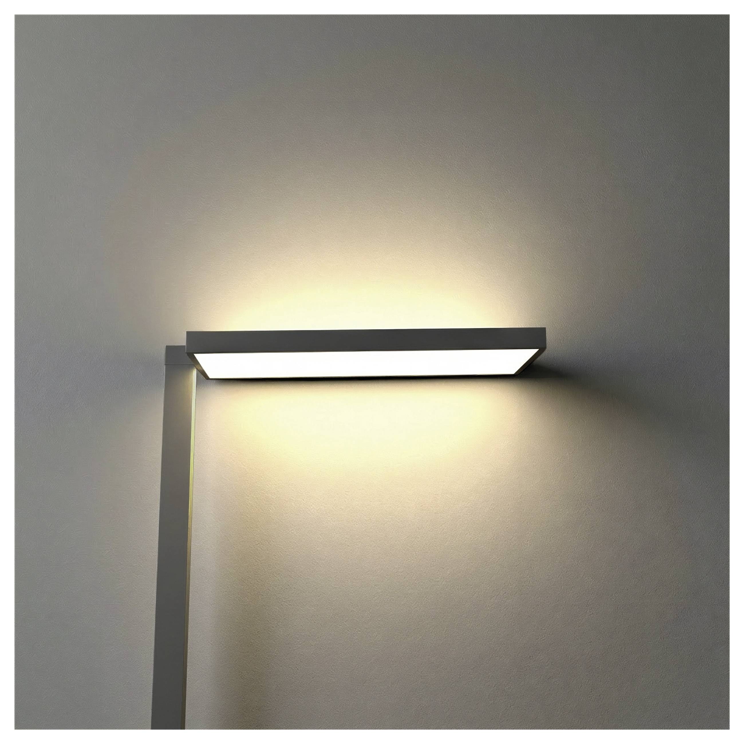 Minimalistische Wandleuchte, die einen warmen Glanz auf eine schlichte graue Wand wirft.