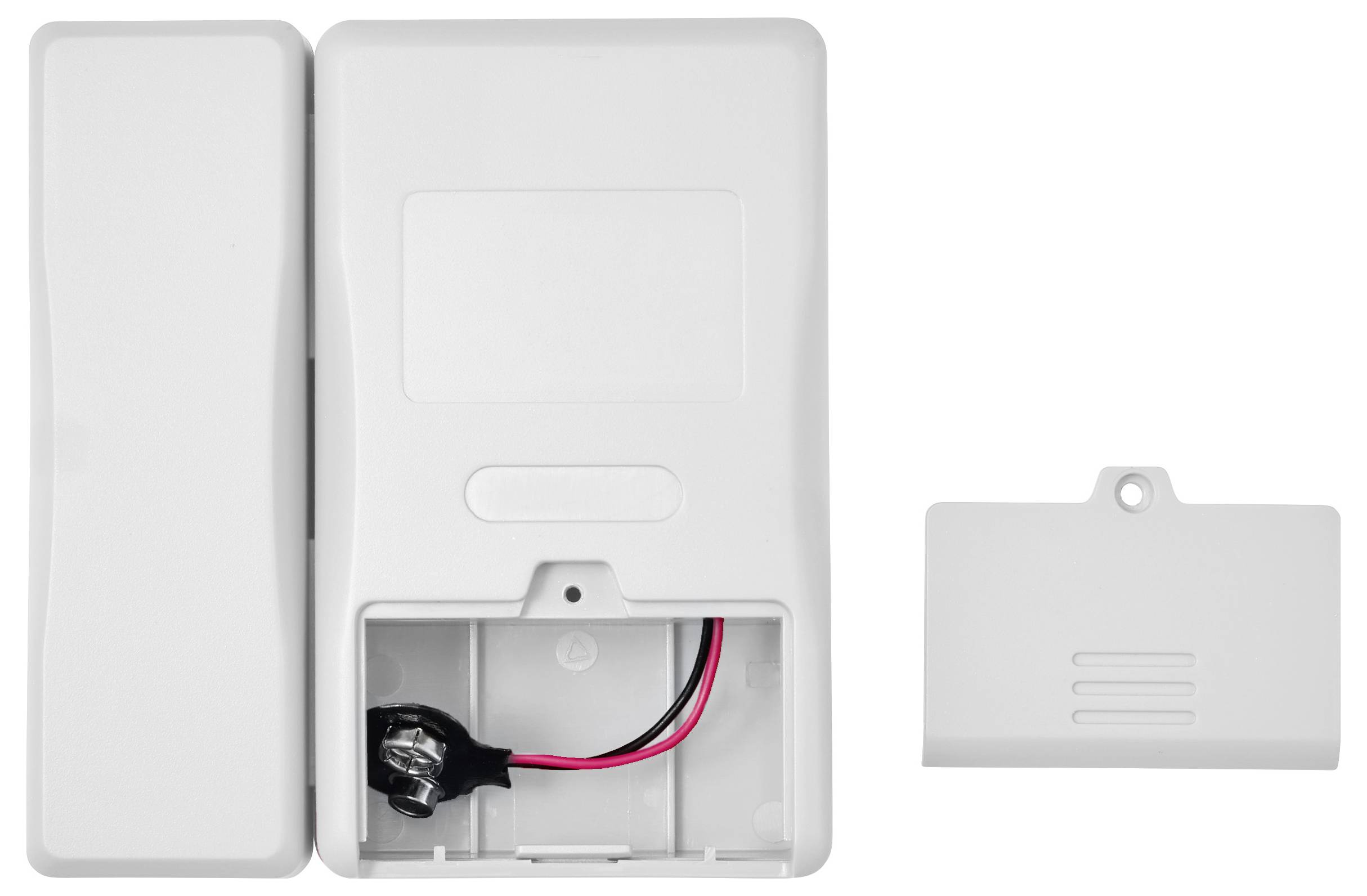 Weißes, an der Wand montiertes Kunststoffgerät und abgenommene Batterieabdeckung, mit offenem Batteriefach und sichtbaren roten und schwarzen Drähten.