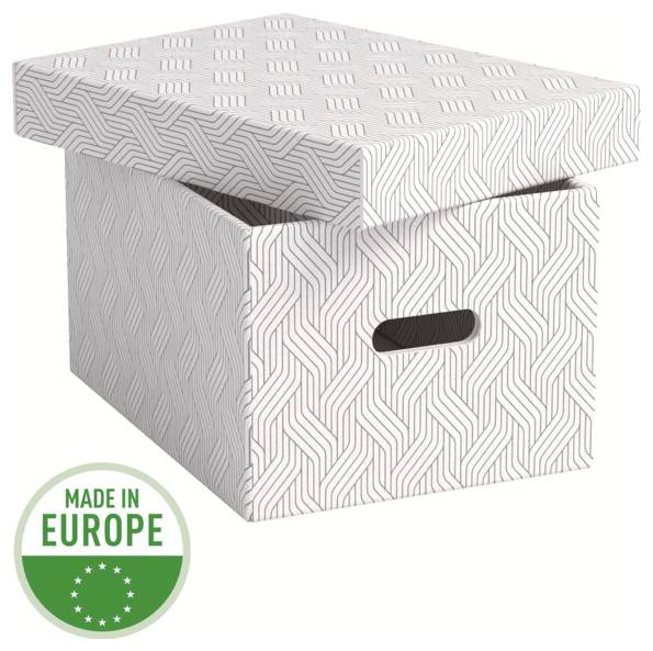 Weiße Aufbewahrungsbox mit Muster, Deckel und Griffaussparung, mit grünem Etikett mit der Aufschrift „Made in Europe".