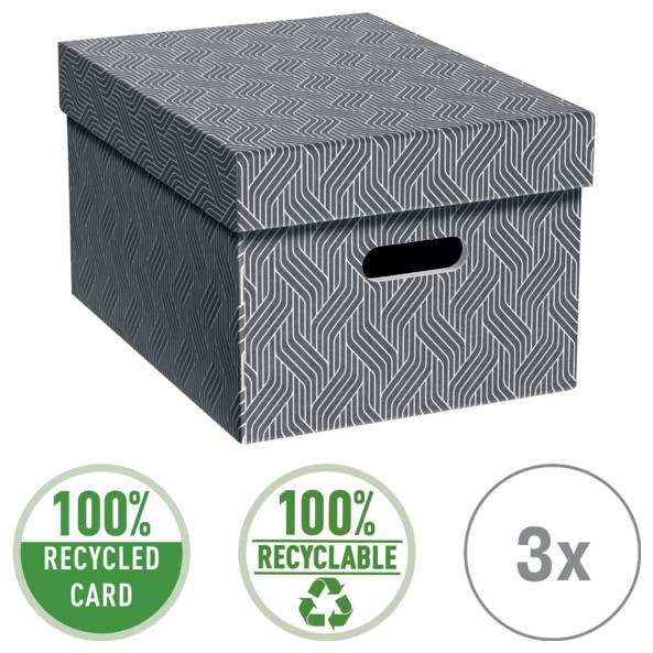 Gemusterter grauer Aufbewahrungskarton mit Deckel und Griffausschnitt, gezeigt über Abzeichen mit den Aufschriften "100% recycelter Karton", "100% recycelbar" und "3x".
