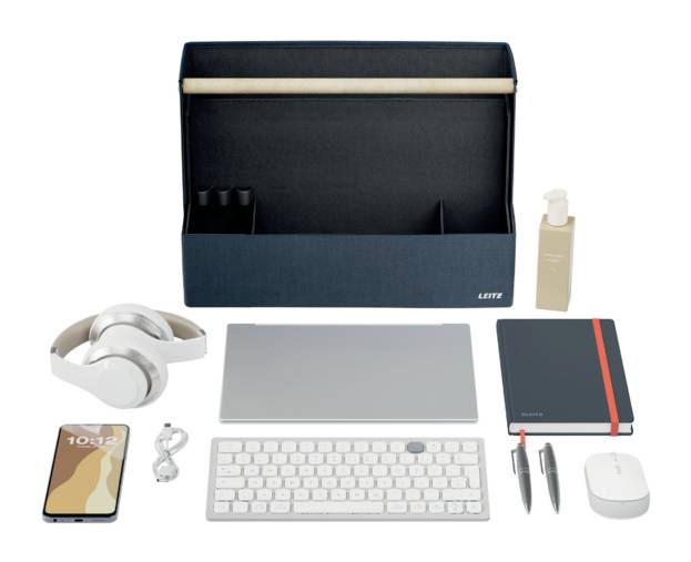 Arbeitstaschen mit Laptop-Fach, Notizbuch, Tastatur, Maus, Telefon, Kopfhörer, Stifte, Desinfektionsmittel und Zubehör für ein tragbares Büro-Setup angeordnet.