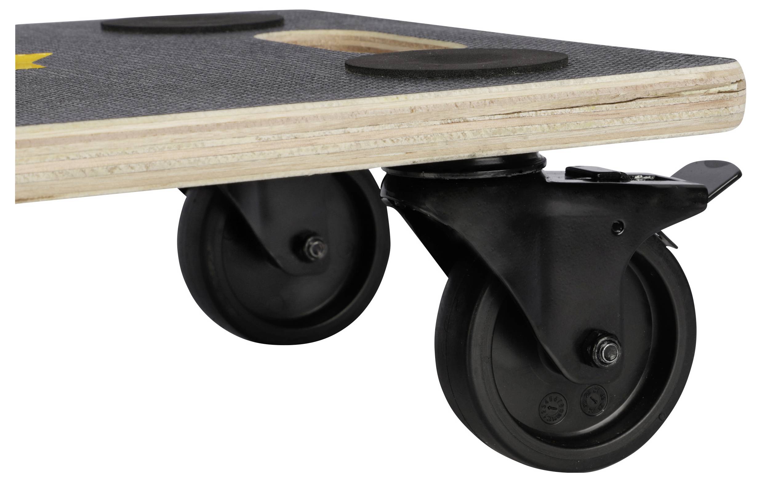 Nahaufnahme der Unterseite eines Skateboards, die schwarze Räder und an dem Holzdeck befestigte Achsen zeigt.