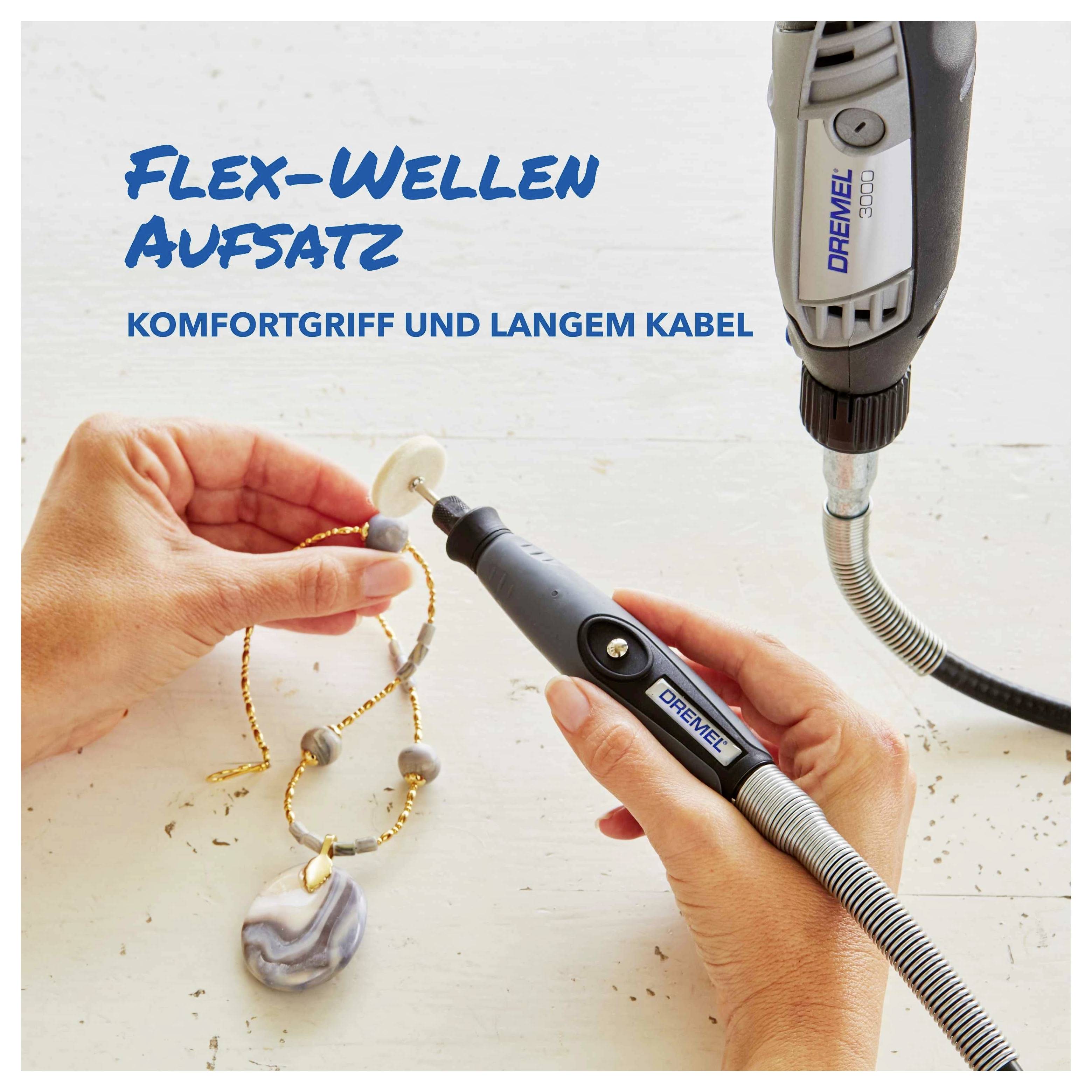 Hände, die einen Dremel-Flexwellen-Aufsatz verwenden, um einen Halsketten-Anhänger zu polieren; deutscher Text lautet „FLEXWELLEN-AUFSATZ" und „KOMFORTGRIFF UND LANGES KABEL".