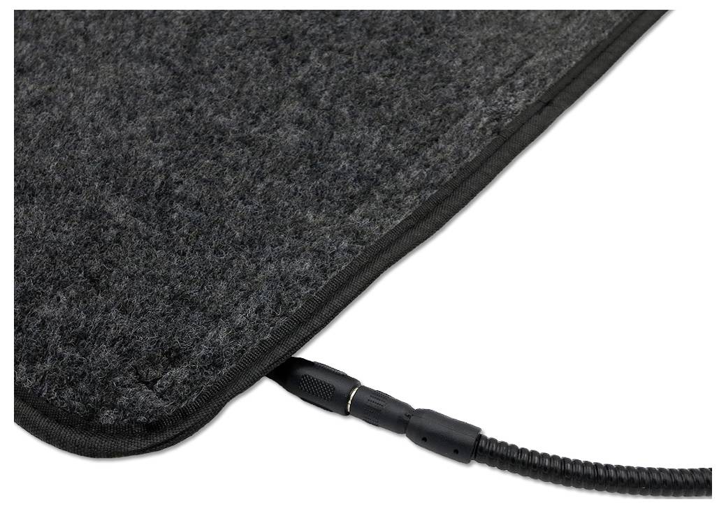 Nahaufnahme einer schwarzen beheizten Matte mit einem Stromkabel, das an einer Ecke befestigt ist, auf weißem Hintergrund.