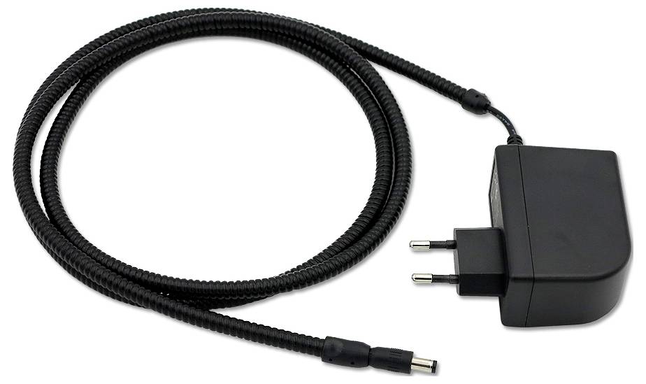 Schwarzer Stromadapter mit langem Spiralkabel und zweipoliger Stecker, dargestellt auf weißem Hintergrund.