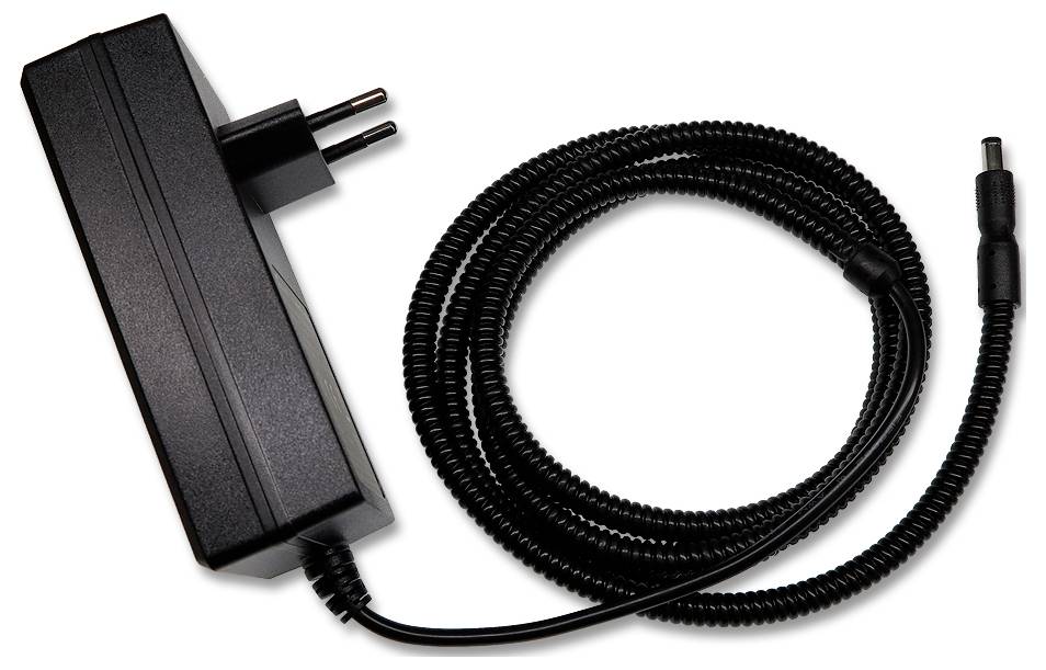 Schwarzer Stromadapter mit Spiralkabel und Stecker, auf weißem Hintergrund dargestellt.