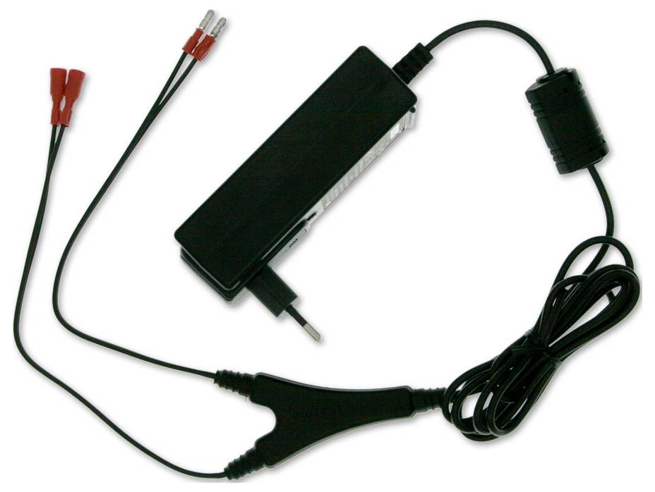 Schwarzer elektronischer Adapter oder Batterieladegerät mit angebrachten Kabeln und Krokodilklemmen auf weißem Hintergrund.