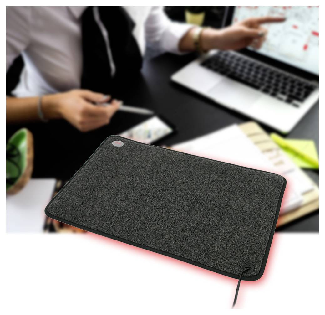 Schwarzes rechteckiges Schreibtisch-Mousepad mit gesäumten Kanten und Handgelenk-Stützschnur, gezeigt vor einem unscharfen Laptop und Personen, die an einem Tisch arbeiten.