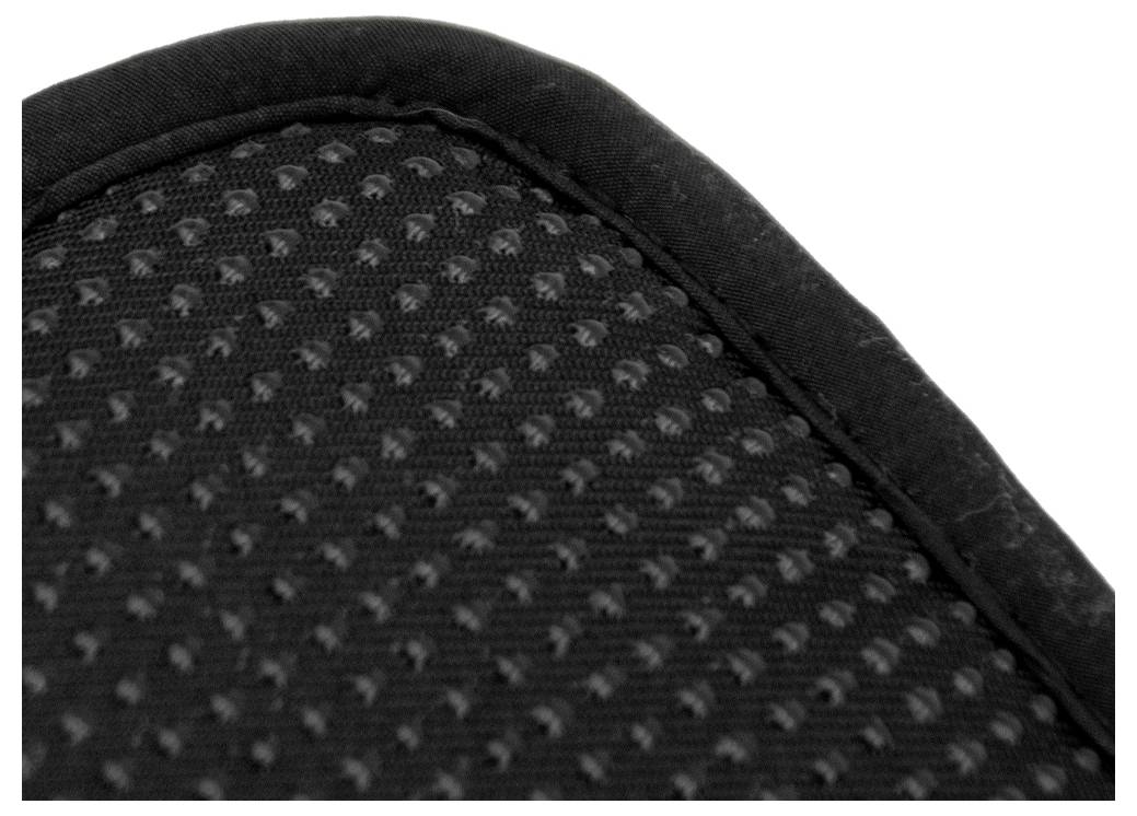 Nahaufnahme einer schwarzen strukturierten Mesh-Stoffkante mit einer gepolsterten Naht, wahrscheinlich Teil eines Schuhs oder einer Tasche.