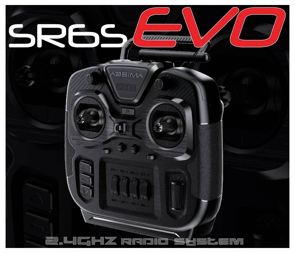 Produktbild eines schwarzen SRS EVO 2,4-GHz-Funkfernsteuerung mit Doppeljoysticks und Kontrollschaltern, bezeichnet als "2.4GHZ RADIO SYSTEM".
