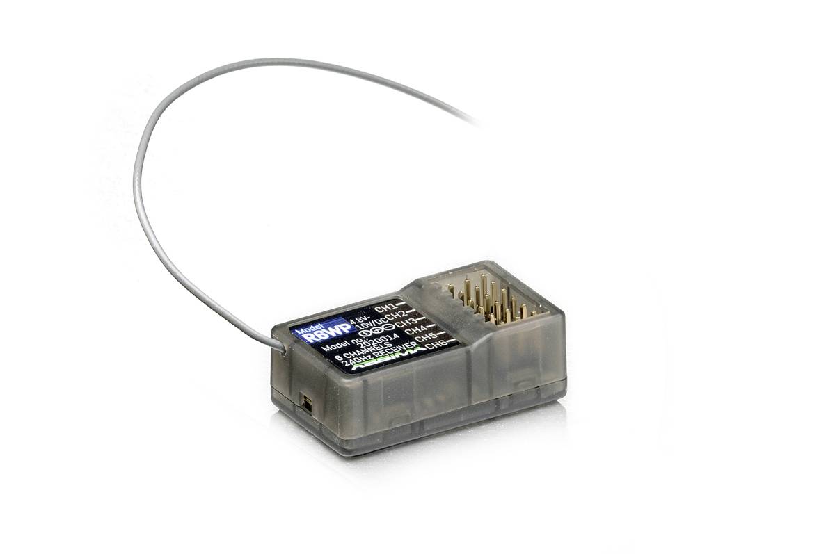 Kleines elektronisches Modul mit durchsichtigem Kunststoffgehäuse und angeschlossenem Kabel, das eine Reihe von goldenen Stiften auf der Oberseite vor weißem Hintergrund zeigt.
